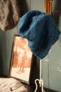Beanie mit Knöpfen
