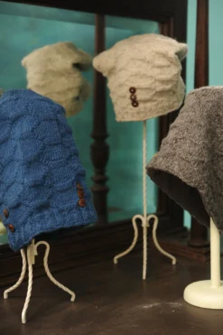 Beanie mit Knöpfen