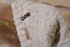 Beanie naturfarben mit Knöpfen