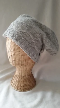 Beanie naturfarben mit Knöpfen