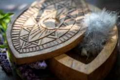 Box 'Auge' mit schwenkbarem Deckel