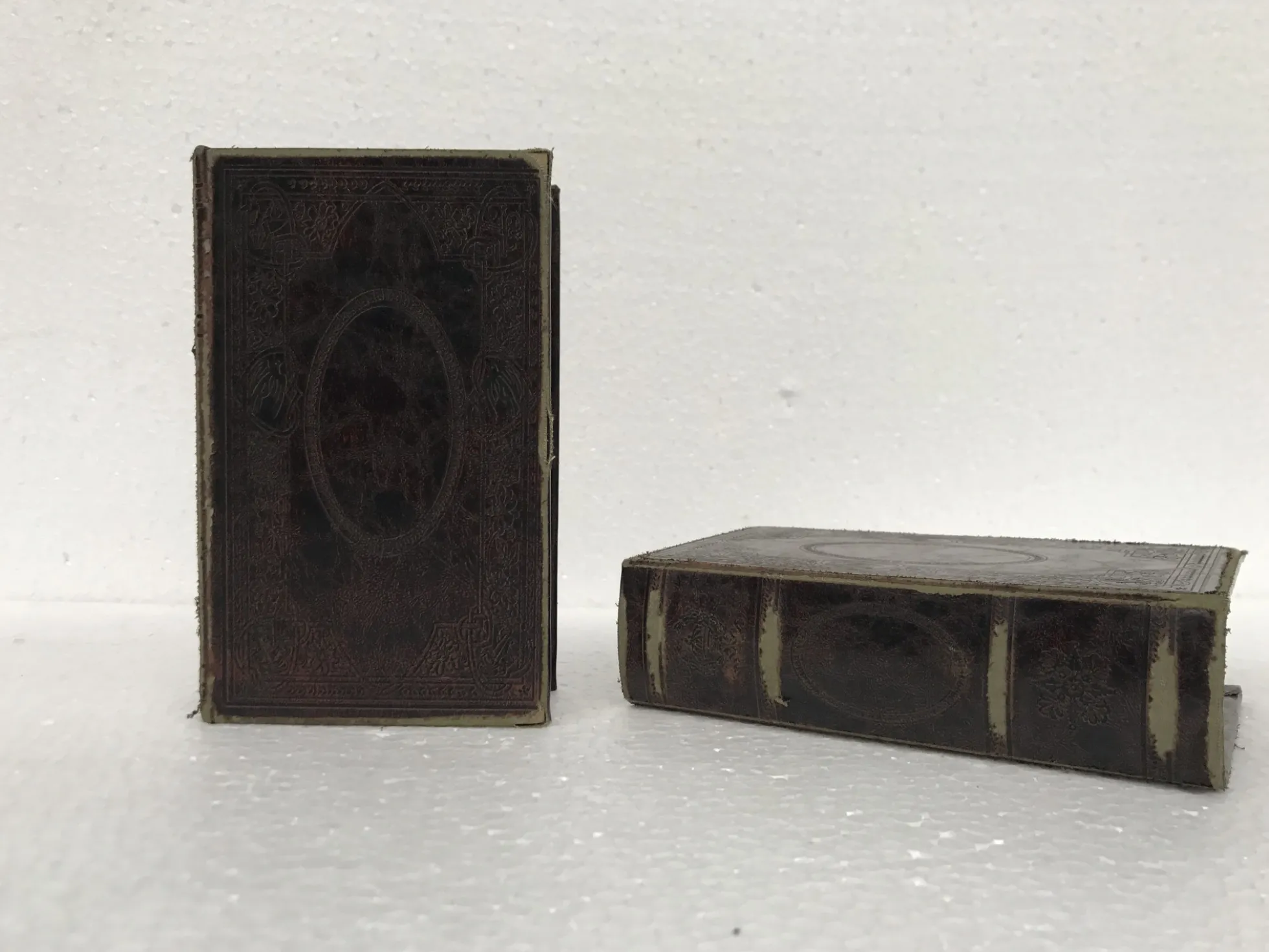 Buchhülle 'Oval' mit Schließfach