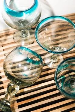 Cocktailglas mit blauem Rand