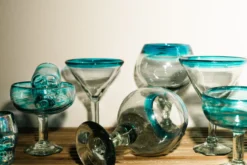 Cocktailglas mit blauem Rand