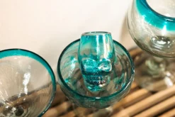 Cocktailglas mit blauem Rand