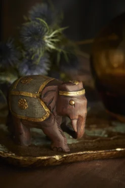 Elefant aus Holz mit Metall-Satteldecke