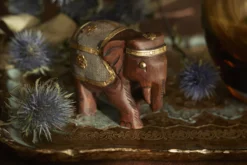 Elefant aus Holz mit Metall-Satteldecke