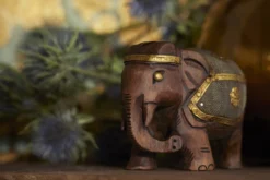Elefant aus Holz mit Metall-Satteldecke