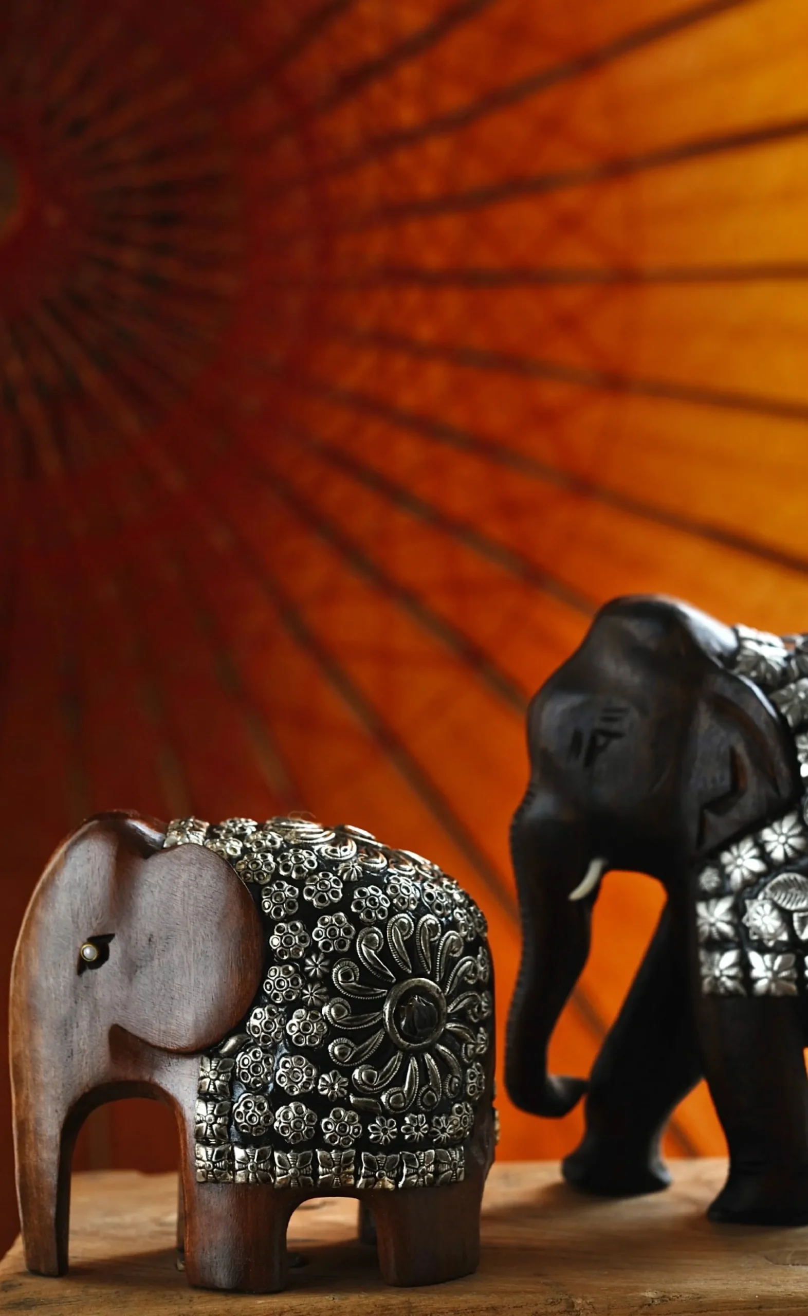Elefant aus Holz mit Metall- & Steinschmuck