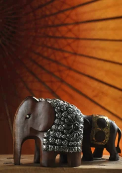 Elefant aus Holz mit Metall- & Steinschmuck
