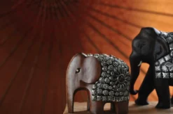 Elefant aus Holz mit Metall- & Steinschmuck
