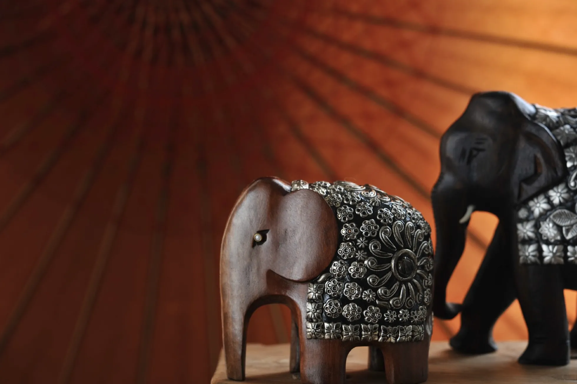 Elefant aus Holz mit Metall- & Steinschmuck