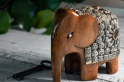 Elefant aus Holz mit Metall- & Steinschmuck