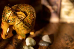 Elefant aus Holz mit Sattel