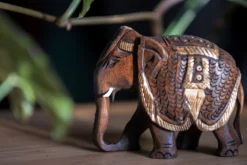 Elefant aus Holz mit Sattel
