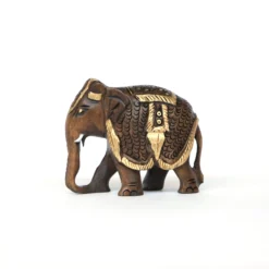 Elefant aus Holz mit Sattel