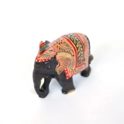 Elefant aus Holz mit Satteldecke