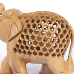 Elefant im Elefant aus Holz