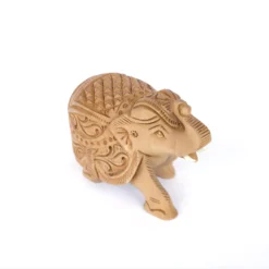 Elefant mit geschnitzter Satteldecke