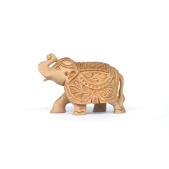 Elefant mit geschnitzter Satteldecke