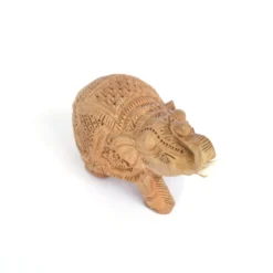 Elefant mit geschnitzter Satteldecke