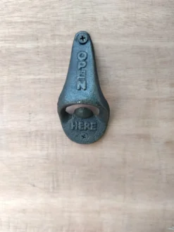 Flaschenöffner 'Open Here' aus Gusseisen
