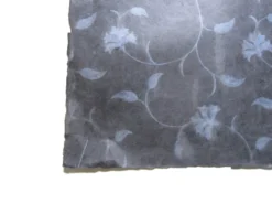 Geschenkpapier 'Blumenranke' schwarz-blau