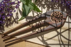 Haarstecker 'Lotus triple' aus Hartholz