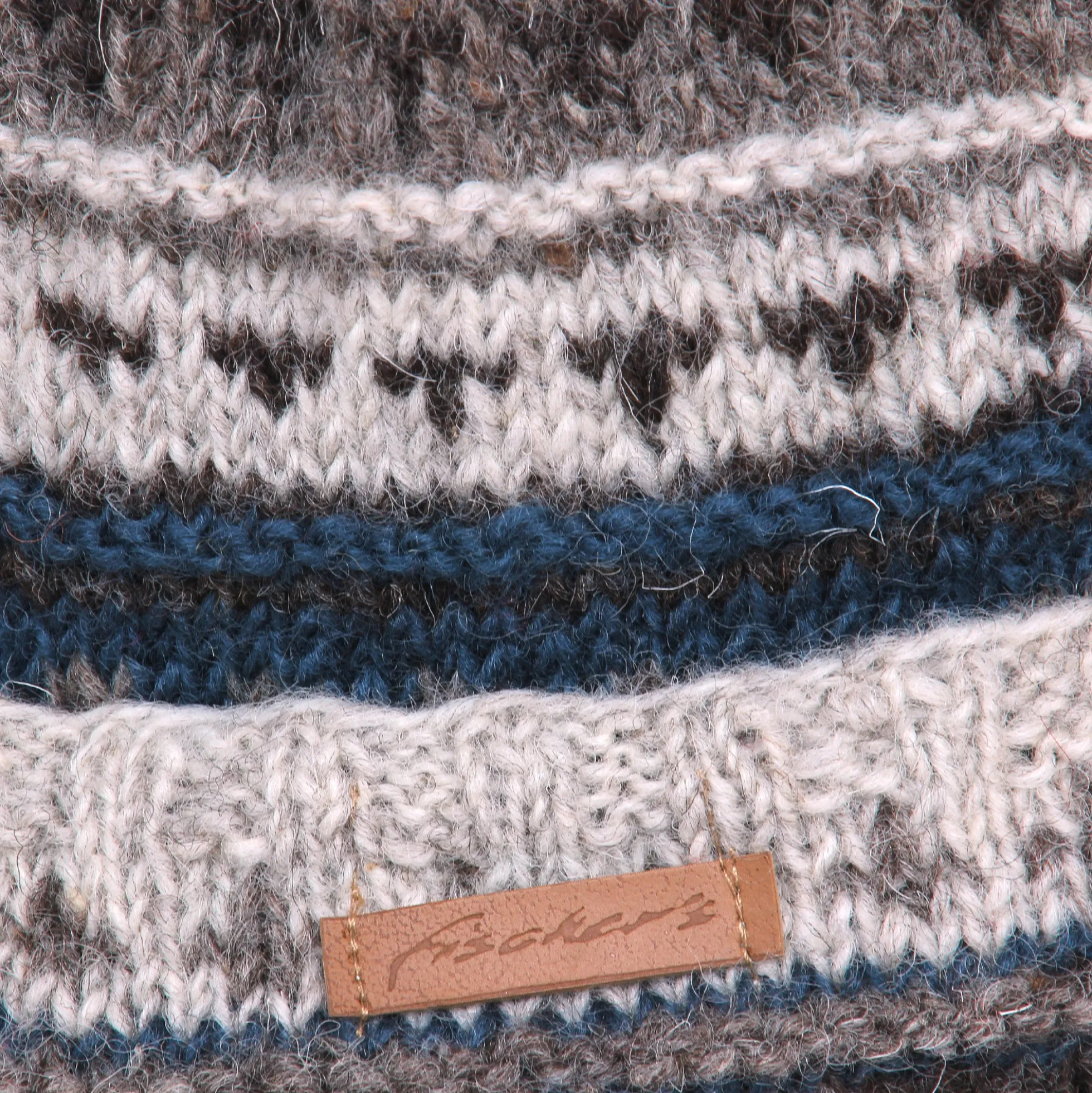Handgestrickte Bommelmütze