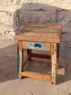 Hocker mit Schublade aus recyceltem Holz