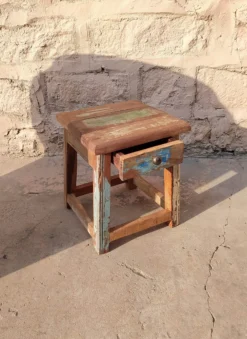 Hocker mit Schublade aus recyceltem Holz