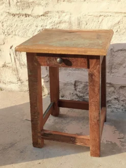 Hocker mit Schublade aus recyceltem Holz
