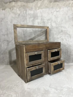 Holzkasten mit Glasdeckel und Schubladen
