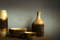 Holzschale mit Baumrinde