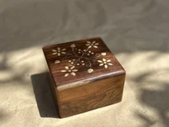 Holz-Schatulle mit Messingintarsien