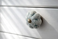 Knauf 'Blume' weiß-blau