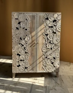 Kommode 'Flower carving' aus Mangoholz