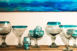 Martiniglas mit blauem Rand