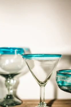Martiniglas mit blauem Rand