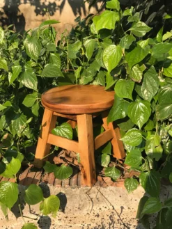 Massiver kleiner Hocker