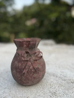Metallvase mit Patina