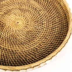 Rattan-Tablett mit Muscheln