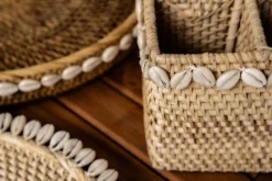 Rattan-Tablett mit Muscheln