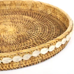 Rattan-Tablett mit Muscheln