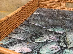 Rattan-Tablett mit Perlmutt-Boden