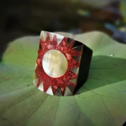 Ring aus Palisanderholz und Perlmutt