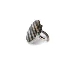 Runder Ring aus Edelstahl und Muschelharz