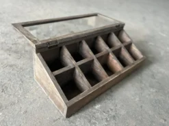Schaukasten mit 10 Fächern
