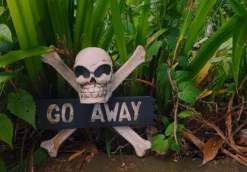 Schild 'Go Away'