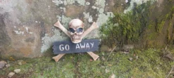 Schild 'Go Away'